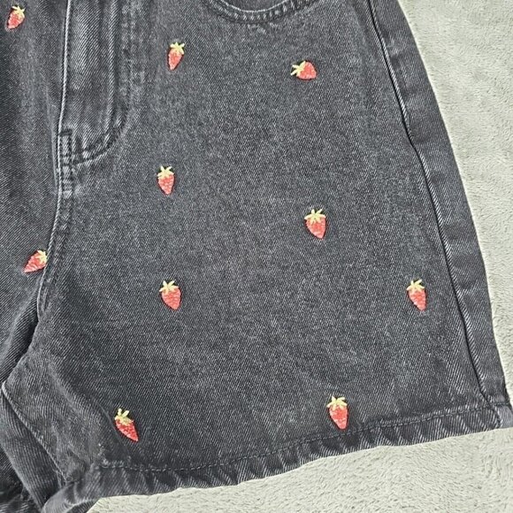 FOREVER 21 Mom Shorts Womens Size S Black Embroidered Strawberries High Rise - Picture 2 of 10